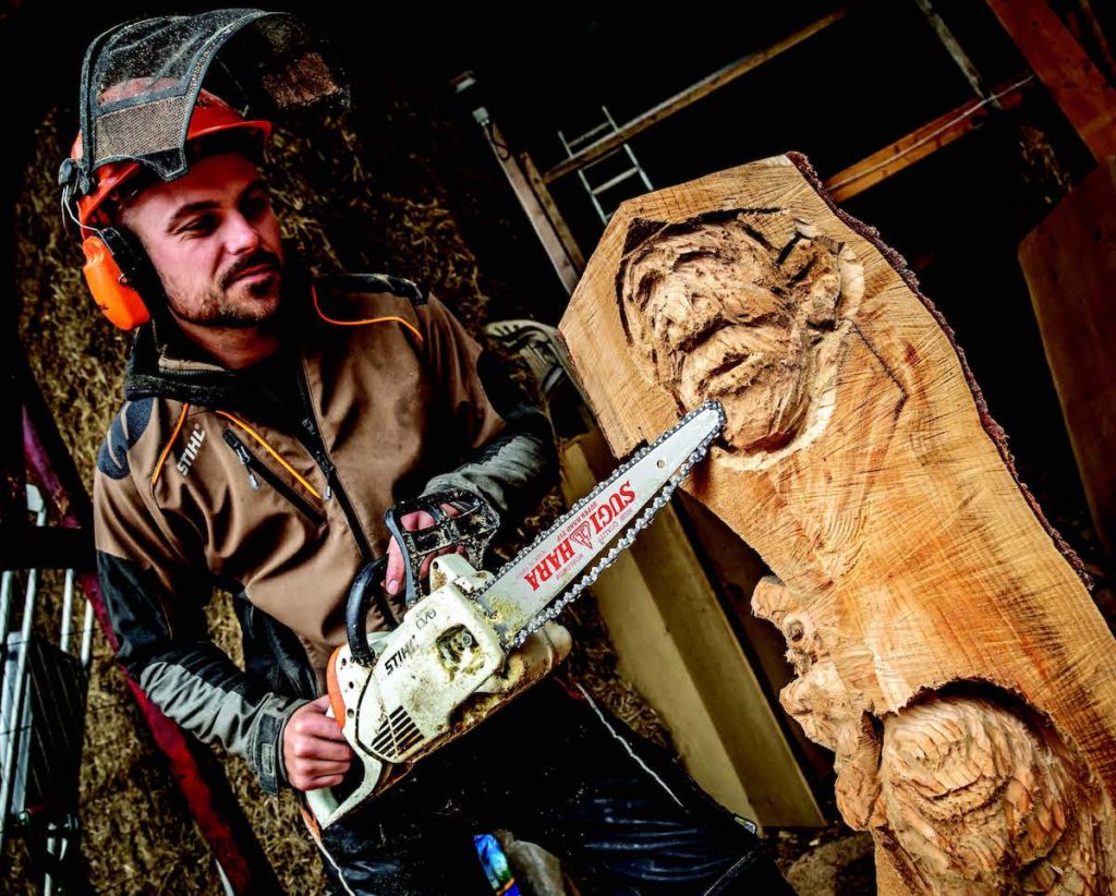 simon groves chainsaw sculptor